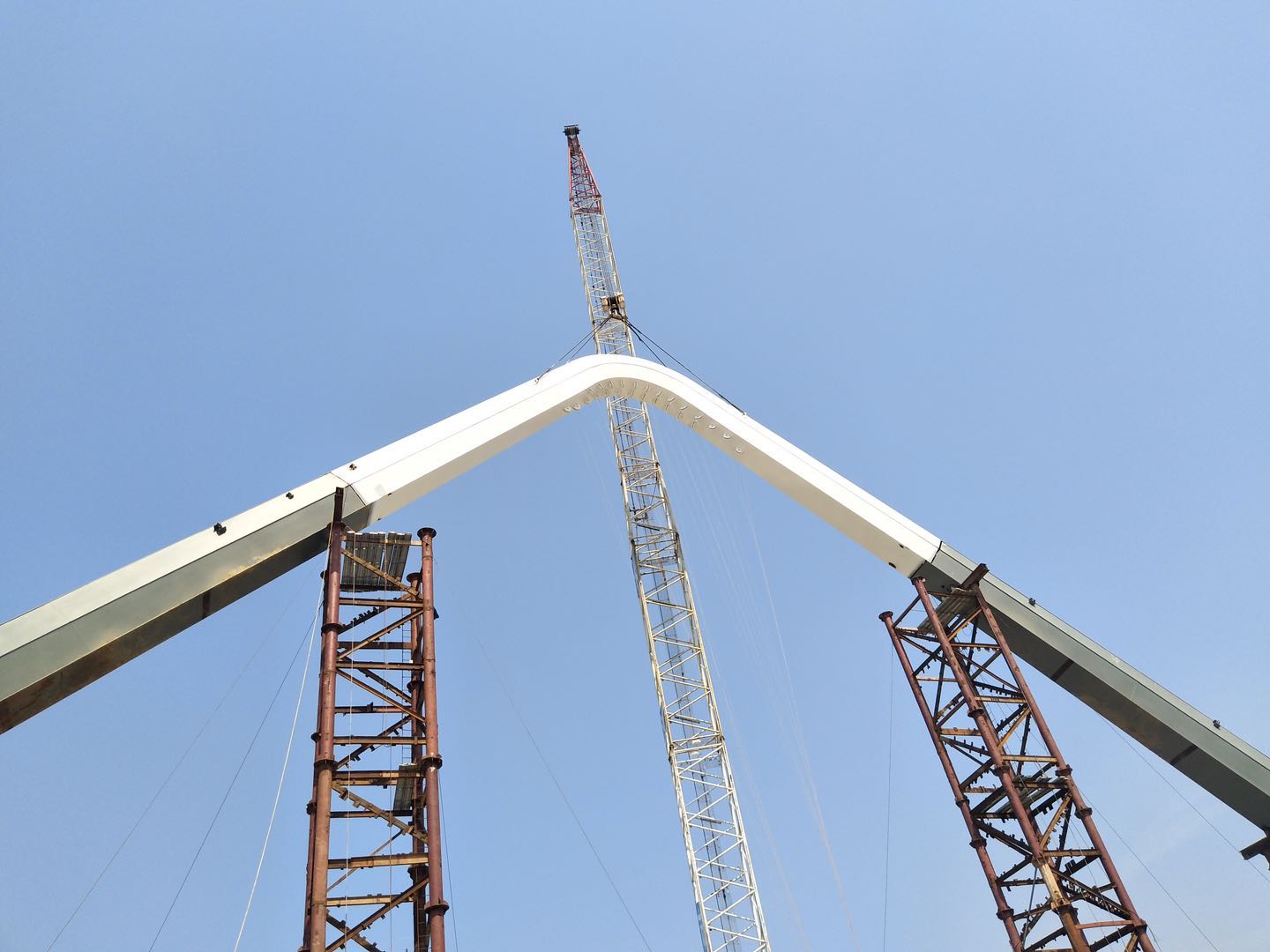 紫荊路跨龍王港河橋順利完成主拱合龍！